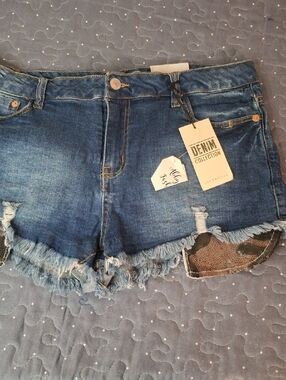 Love Tree Women's Distressed with sequins Blue Jean Shorts size medium NWT